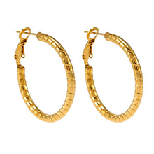 Style ETSUKO: Sculptured Reed Pattern Hoop Earrings