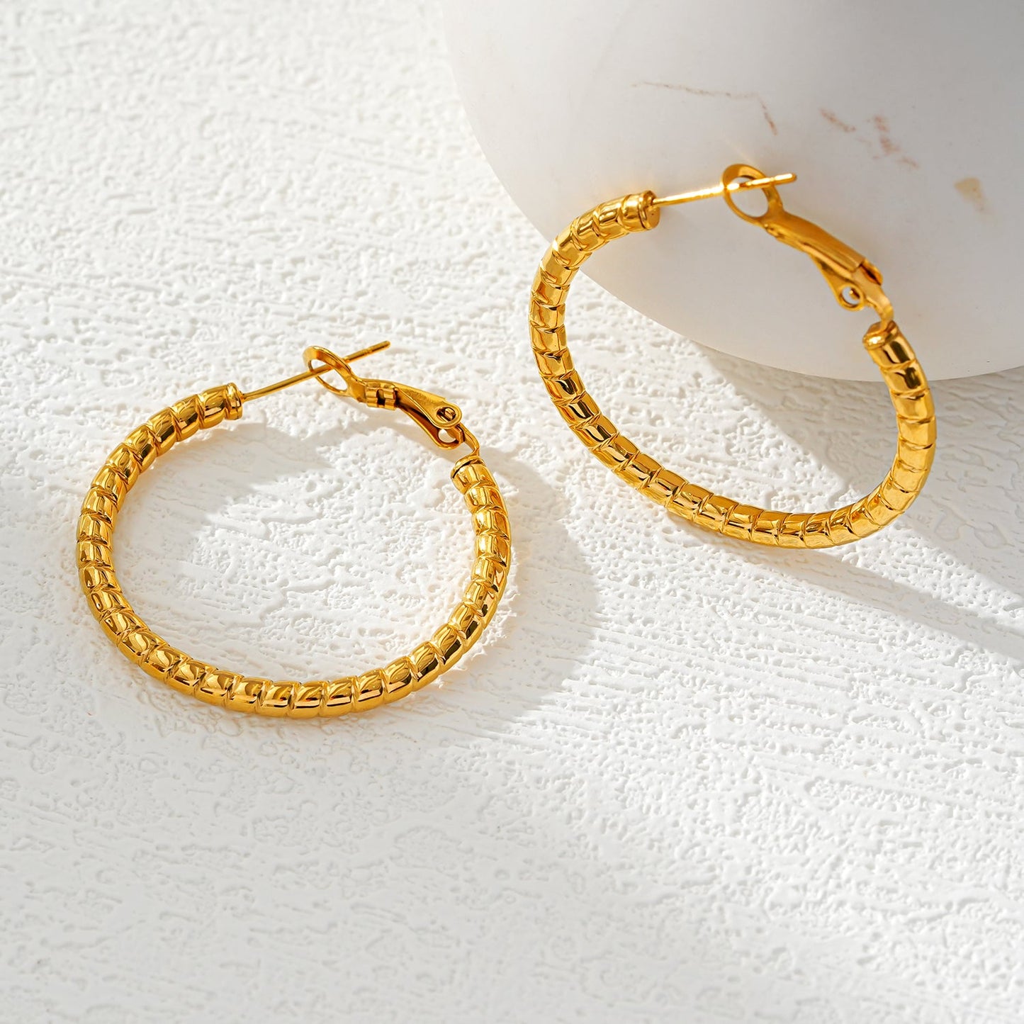 Style ETSUKO : Boucles d'oreilles créoles avec motif roseau sculpté