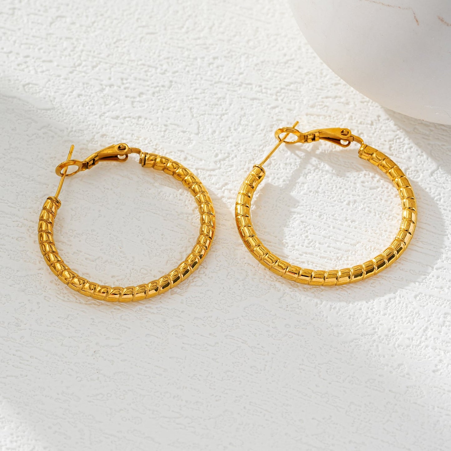 Style ETSUKO : Boucles d'oreilles créoles avec motif roseau sculpté