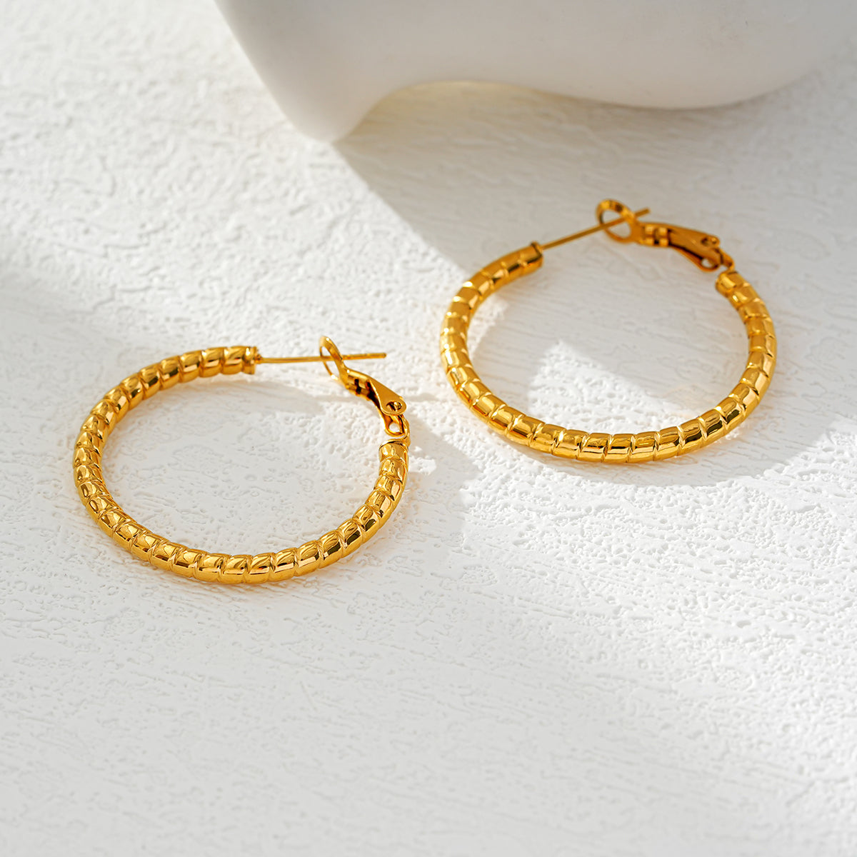 Style ETSUKO : Boucles d'oreilles créoles avec motif roseau sculpté