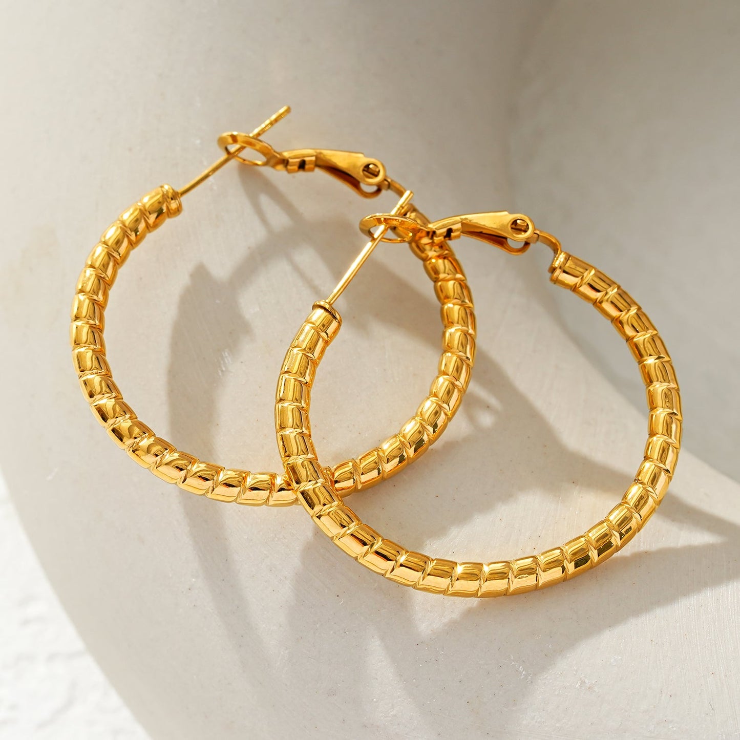 Style ETSUKO : Boucles d'oreilles créoles avec motif roseau sculpté