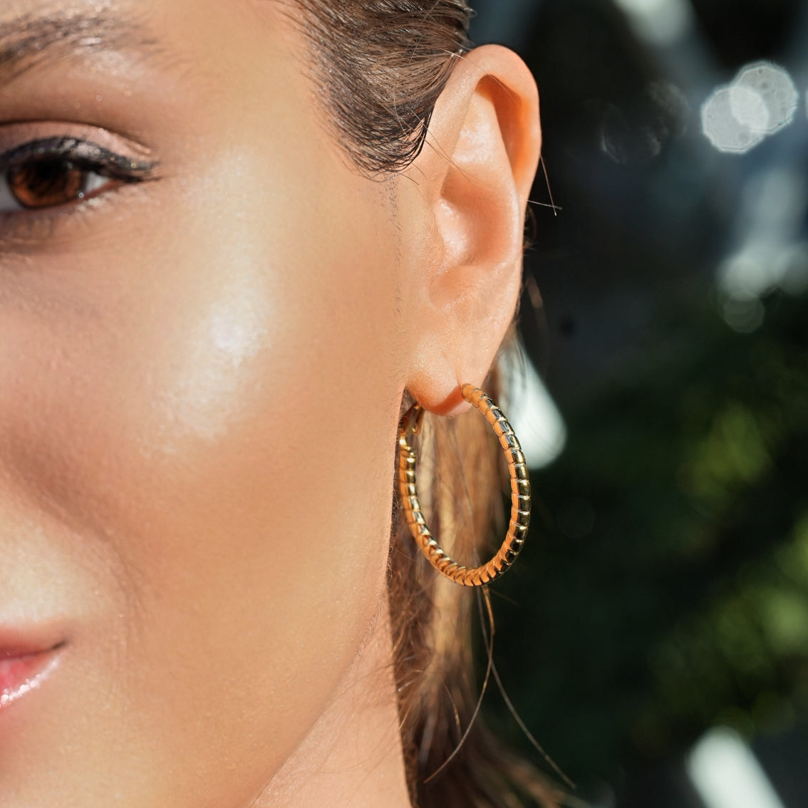 Style ETSUKO : Boucles d'oreilles créoles avec motif roseau sculpté