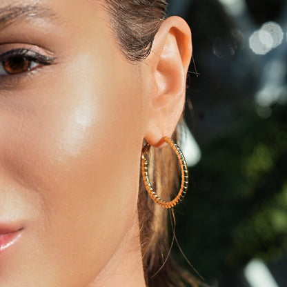 Style ETSUKO : Boucles d'oreilles créoles avec motif roseau sculpté