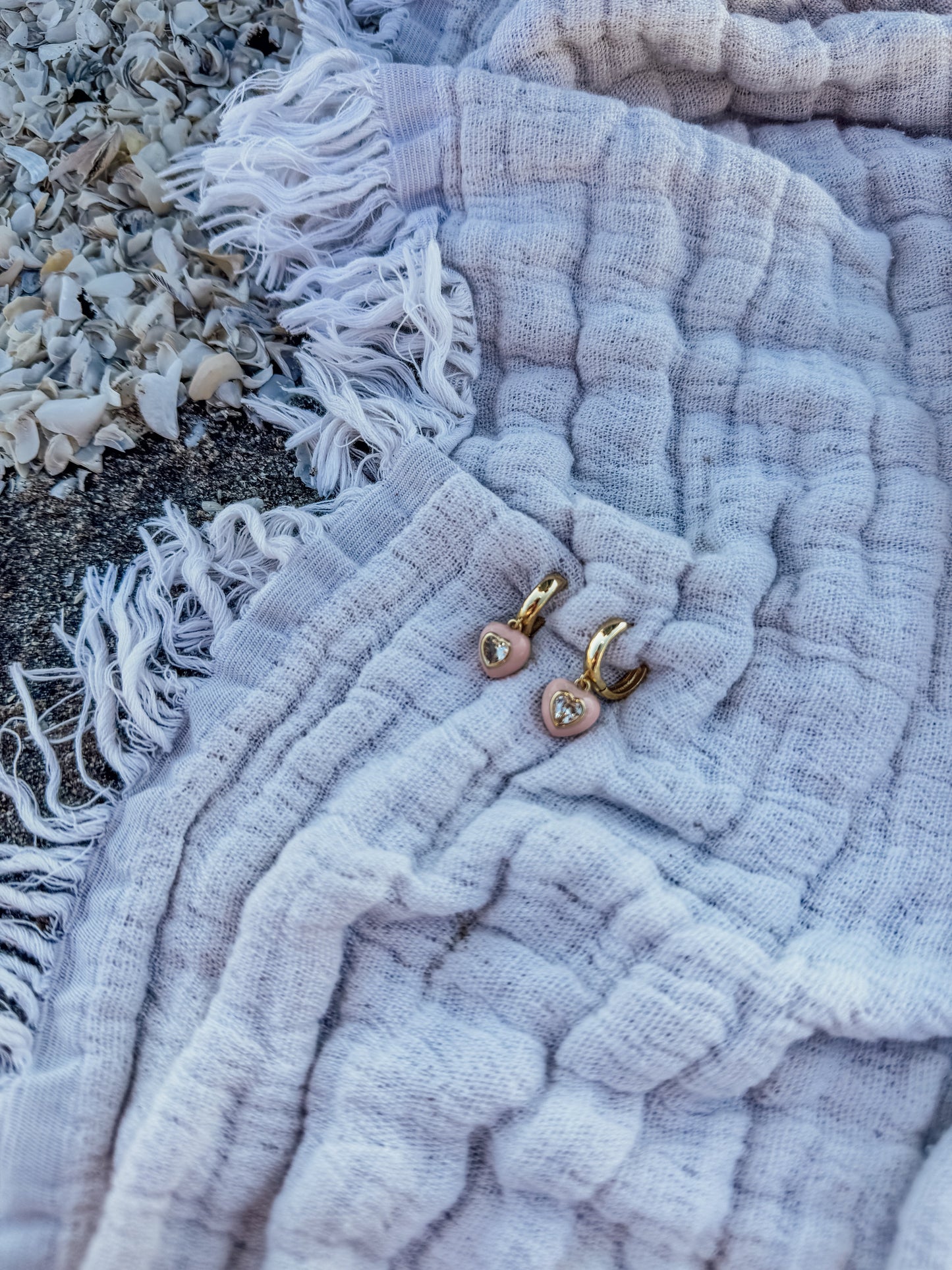 Les boucles d'oreilles Heart Huggies de Davie