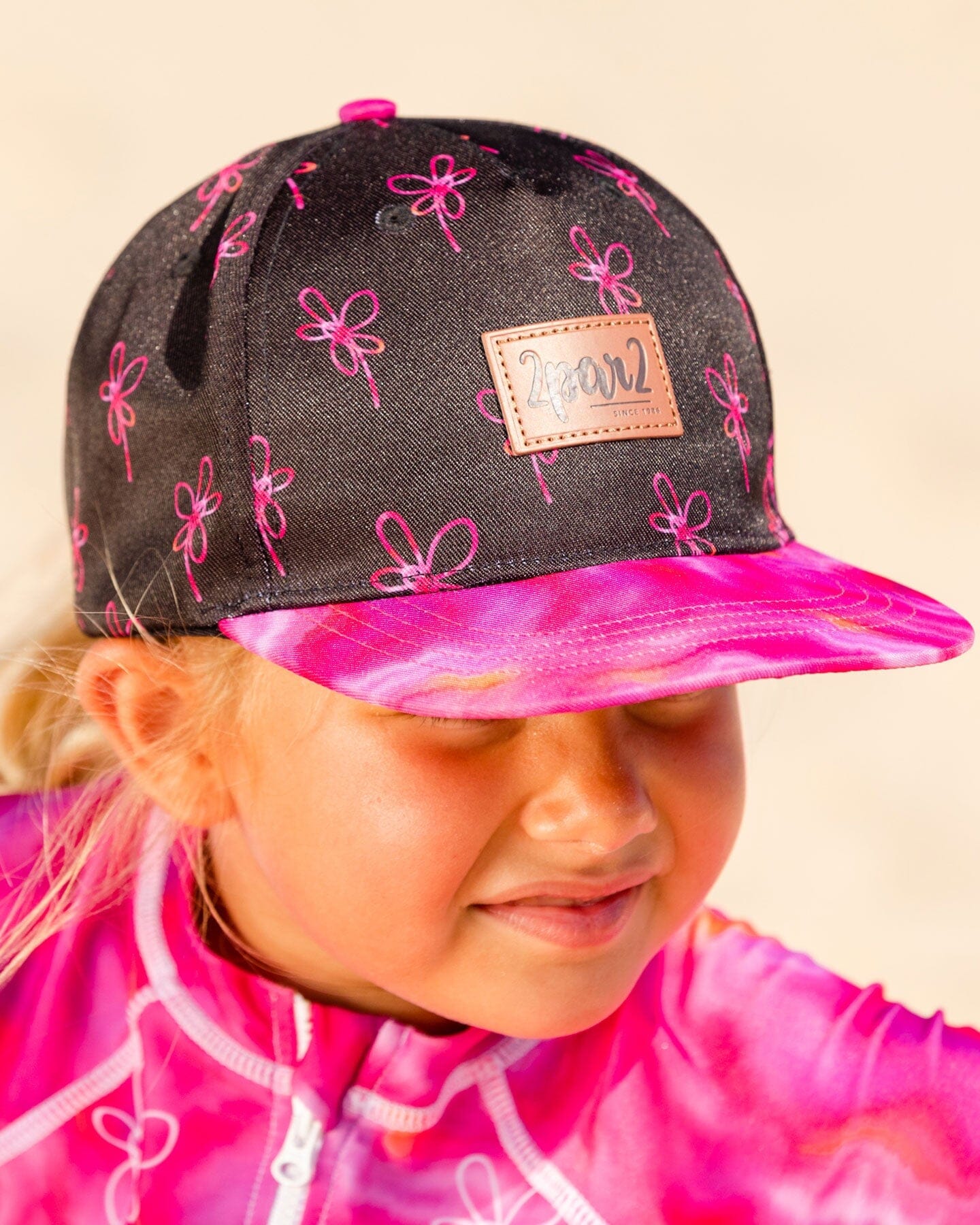 Casquette noire imprimée fleurs en spirale