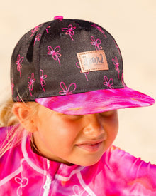 Casquette noire imprimée fleurs en spirale