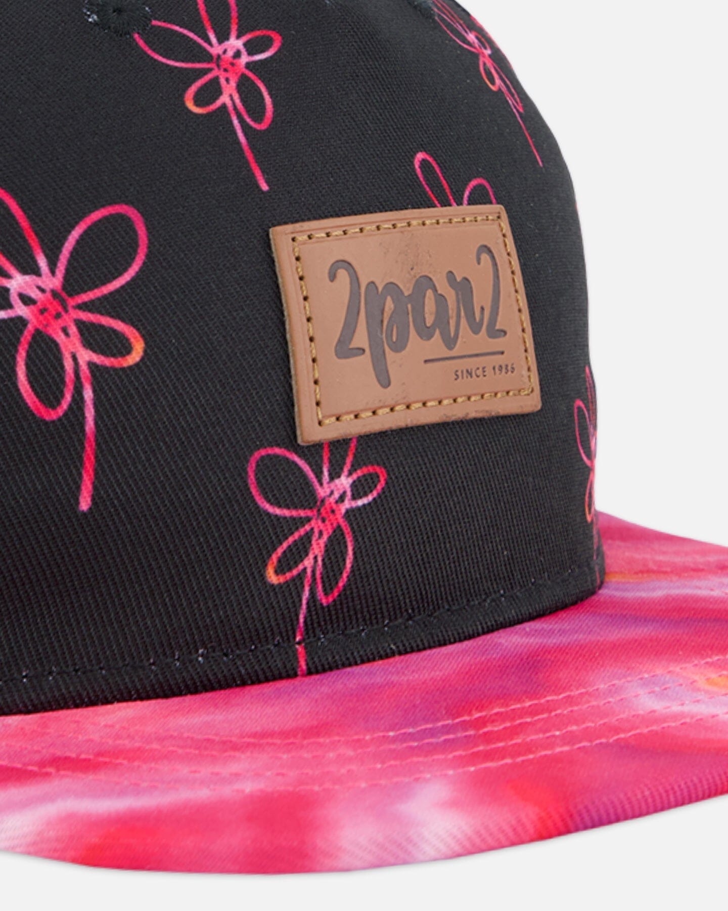 Casquette noire imprimée fleurs en spirale