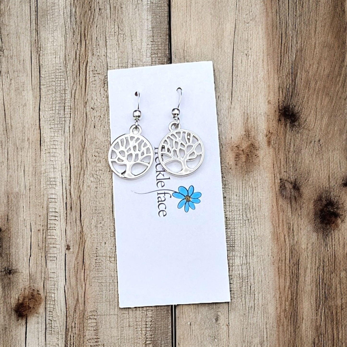 Boucles d'oreilles pendantes silhouette d'arbre – Options argent mat et poli