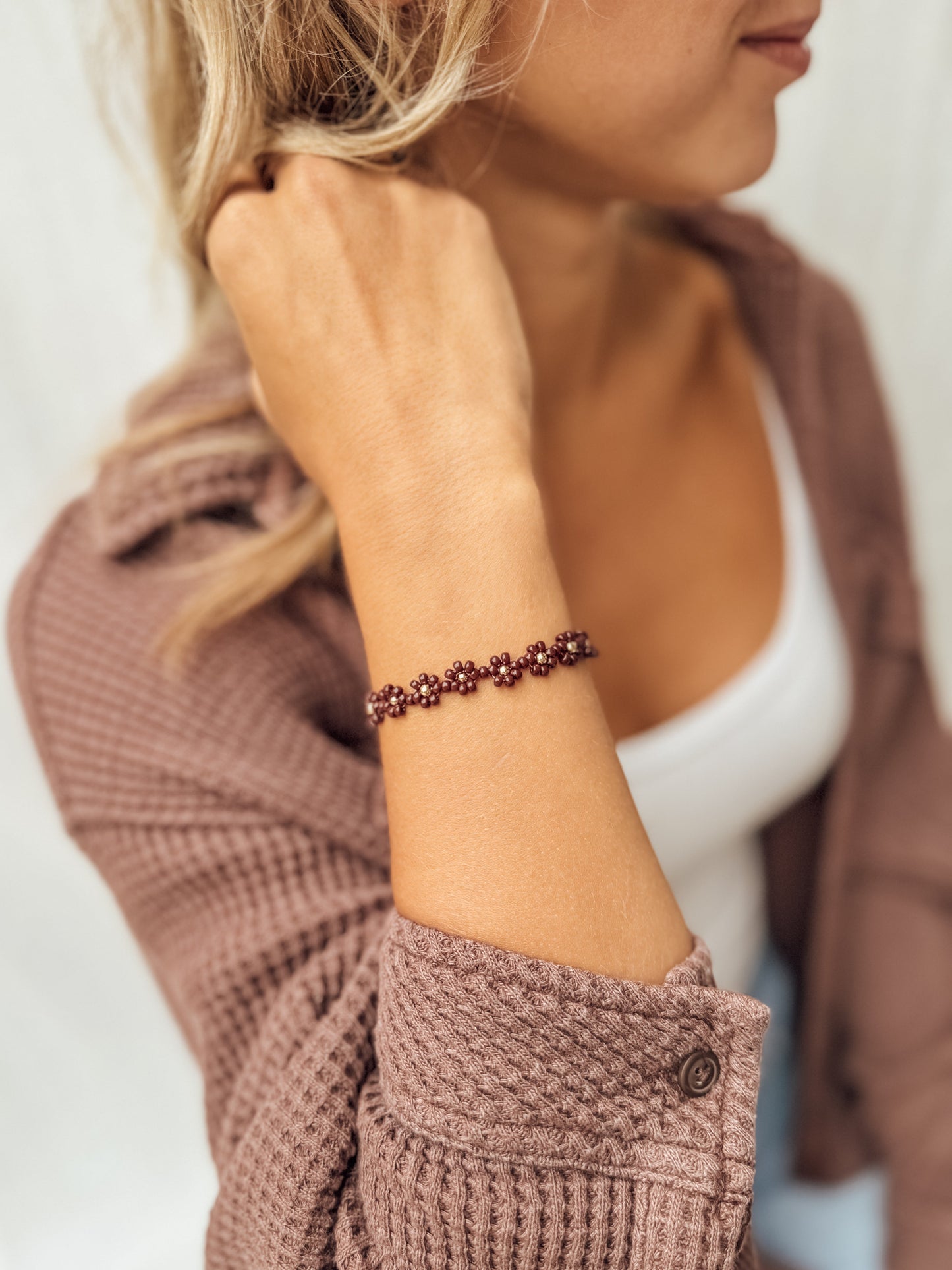 Le bracelet et la chaîne de cheville Merlot Daisy