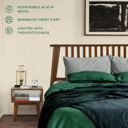 Ensemble de chambre à coucher Kaylin : lit en bois massif et table de chevet