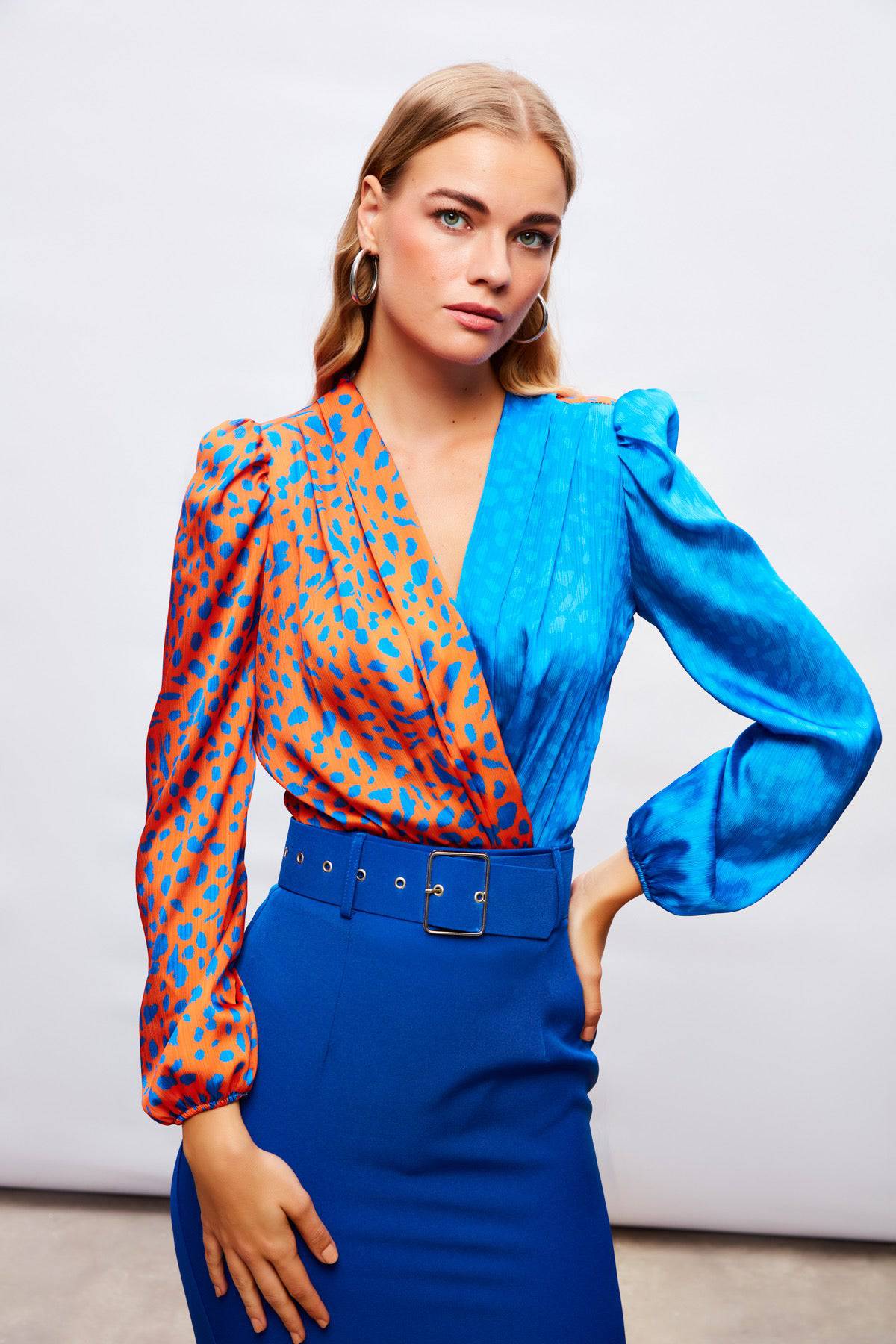 Body croisé en soie à motifs - Bleu et orange