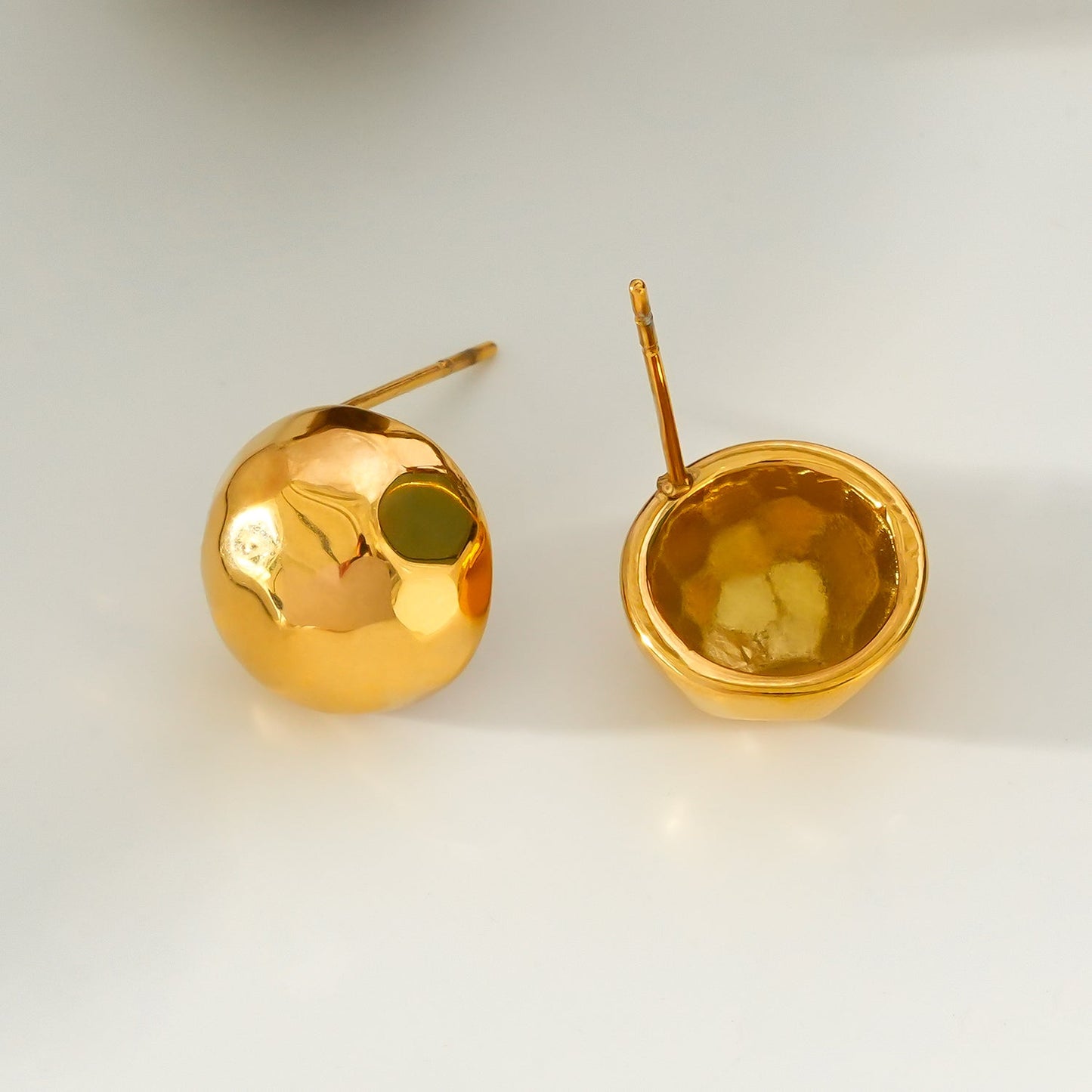 FELTHAM Gold : Boucles d'oreilles clous martelées contemporaines