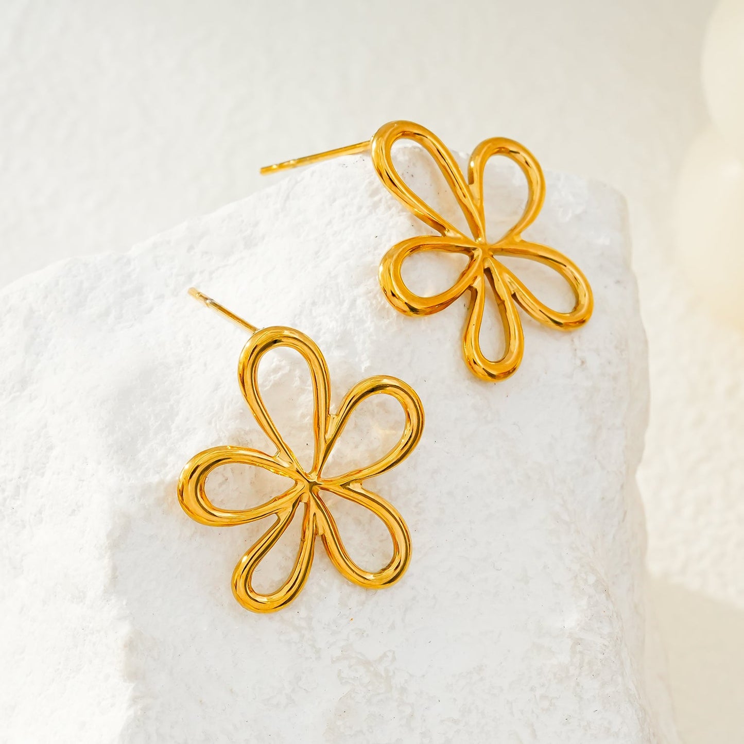 FIORI : Boucles d'oreilles clou florales – L'élégance ludique d'une fleur