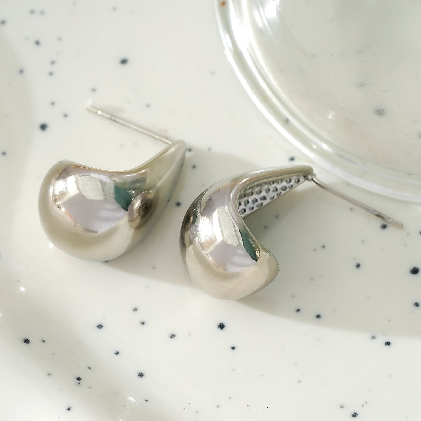 FORIA Or Blanc (ton Argent) : Boucles d'oreilles clou pendantes légères à l'aspect massif - Affirmez votre confiance