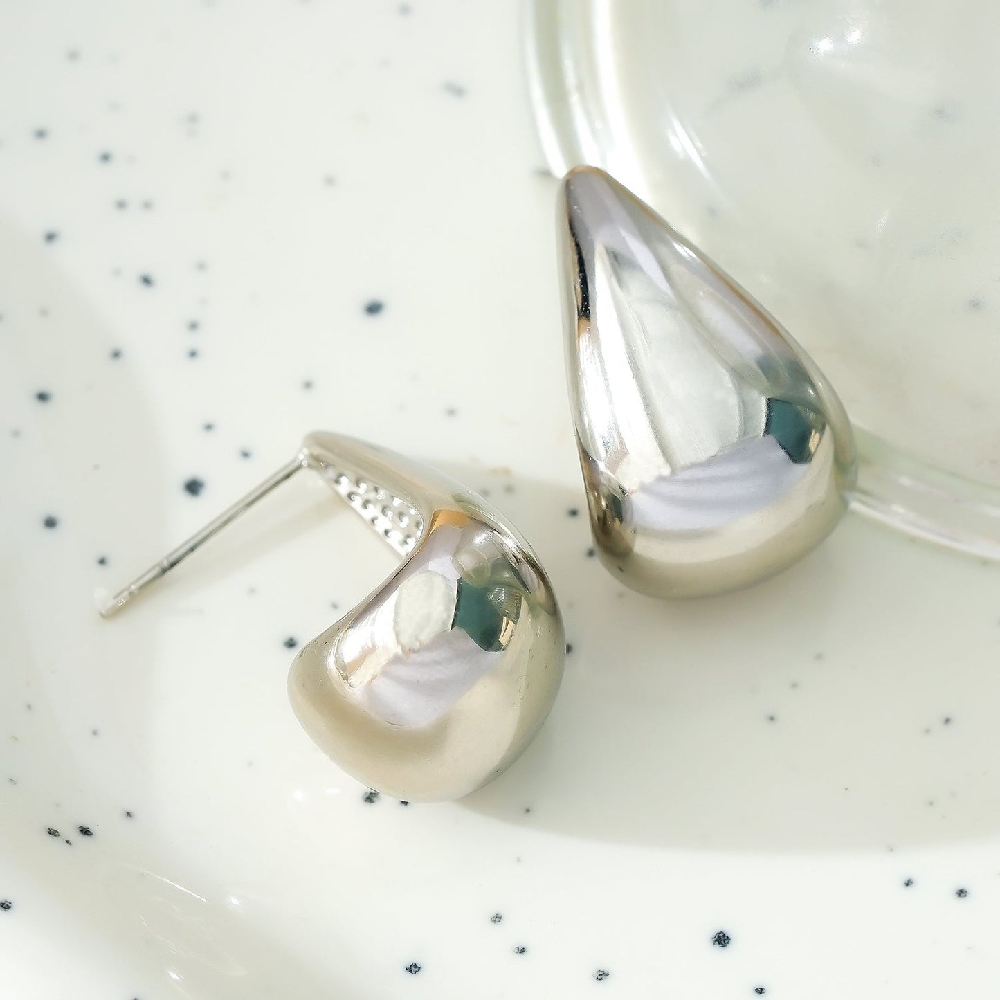 FORIA Or Blanc (ton Argent) : Boucles d'oreilles clou pendantes légères à l'aspect massif - Affirmez votre confiance