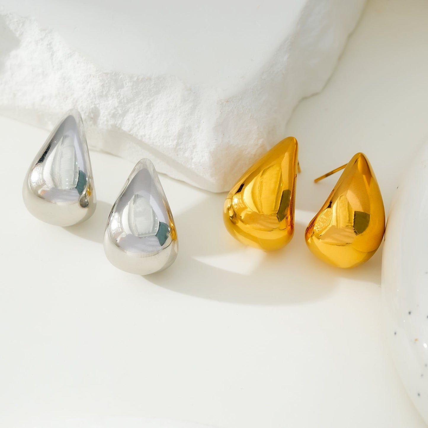 FORIA Or Blanc (ton Argent) : Boucles d'oreilles clou pendantes légères à l'aspect massif - Affirmez votre confiance