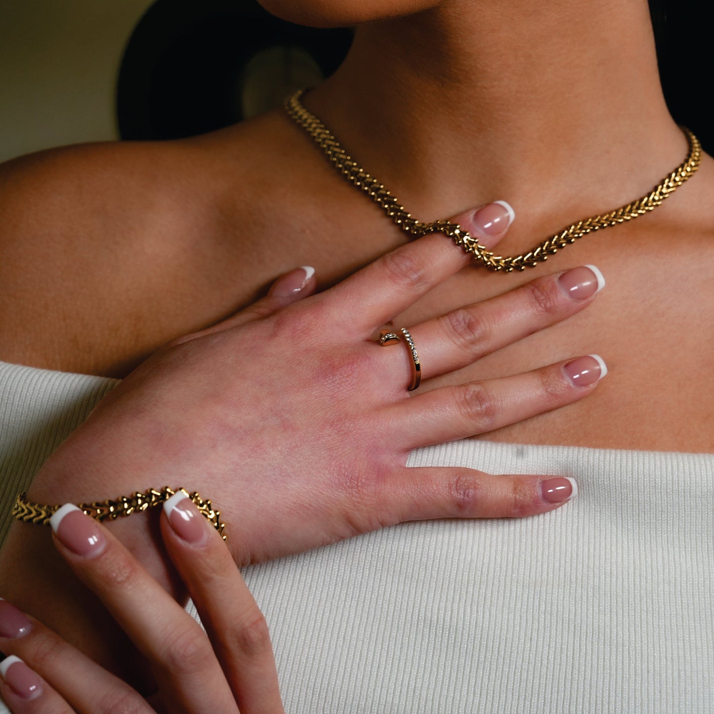 CHARISSE Gold : Bague Clou Torsadée Industrielle-Chic avec Embellissements Zirconia Pavé