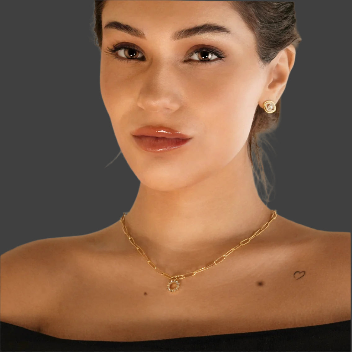 FRETTA : Collier à Pendentif Étoile Rayonnante en Zirconium avec Chaîne Trombone en Plaqué Or.