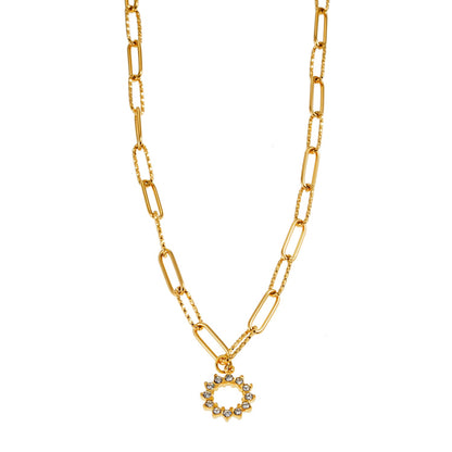 FRETTA : Collier à Pendentif Étoile Rayonnante en Zirconium avec Chaîne Trombone en Plaqué Or.