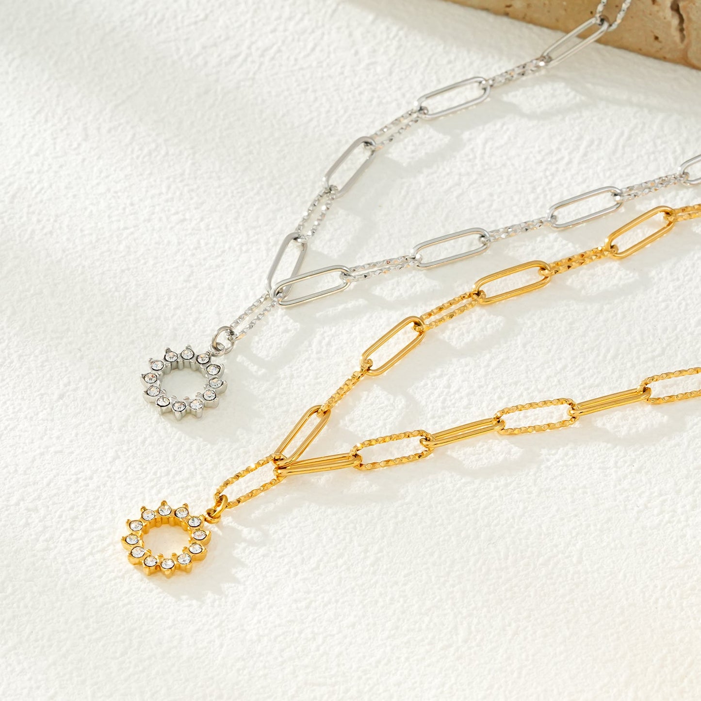FRETTA : Collier à Pendentif Étoile Rayonnante en Zirconium avec Chaîne Trombone en Plaqué Or.