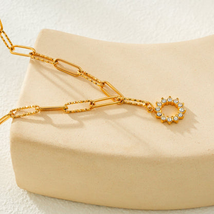 FRETTA : Collier à Pendentif Étoile Rayonnante en Zirconium avec Chaîne Trombone en Plaqué Or.