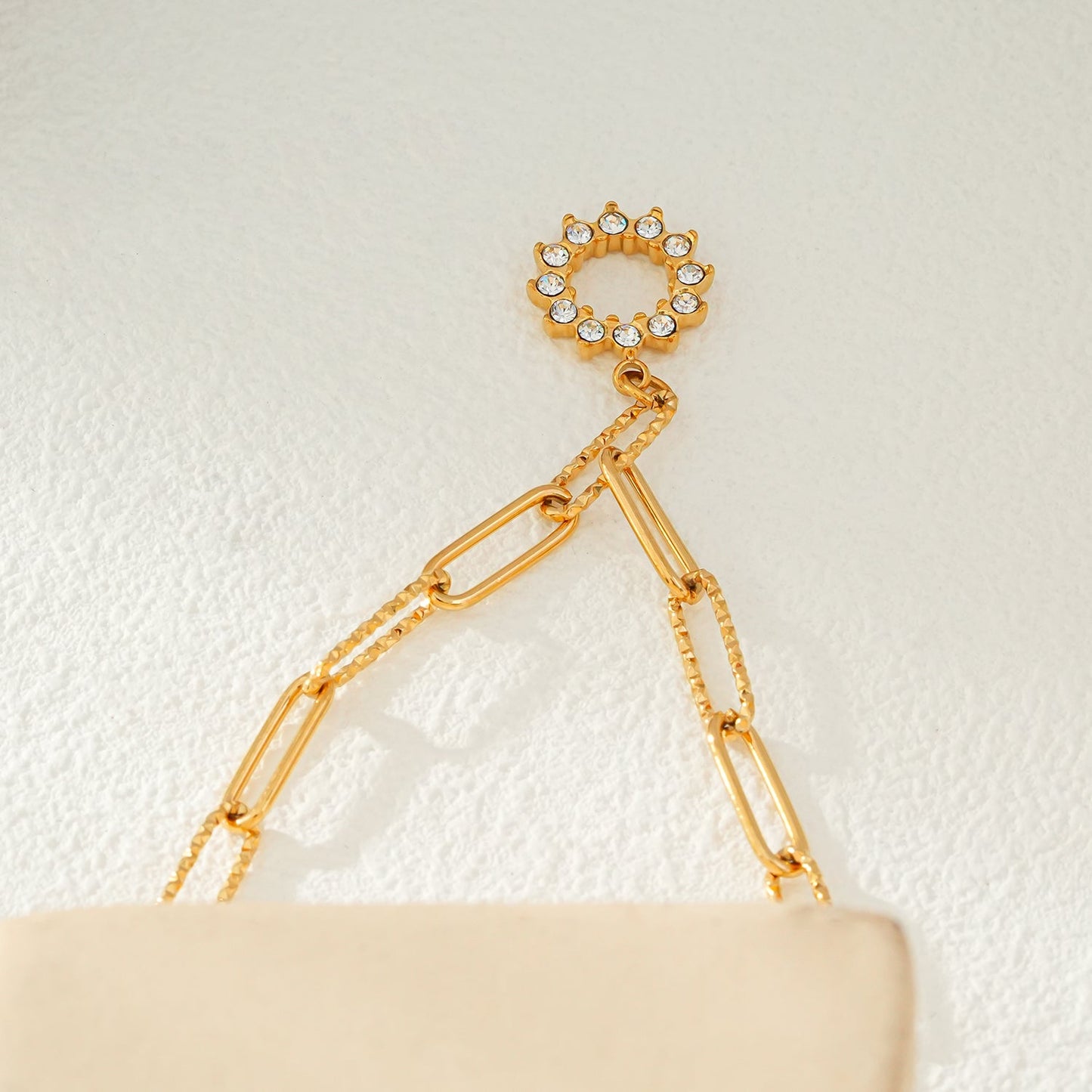 FRETTA : Collier à Pendentif Étoile Rayonnante en Zirconium avec Chaîne Trombone en Plaqué Or.
