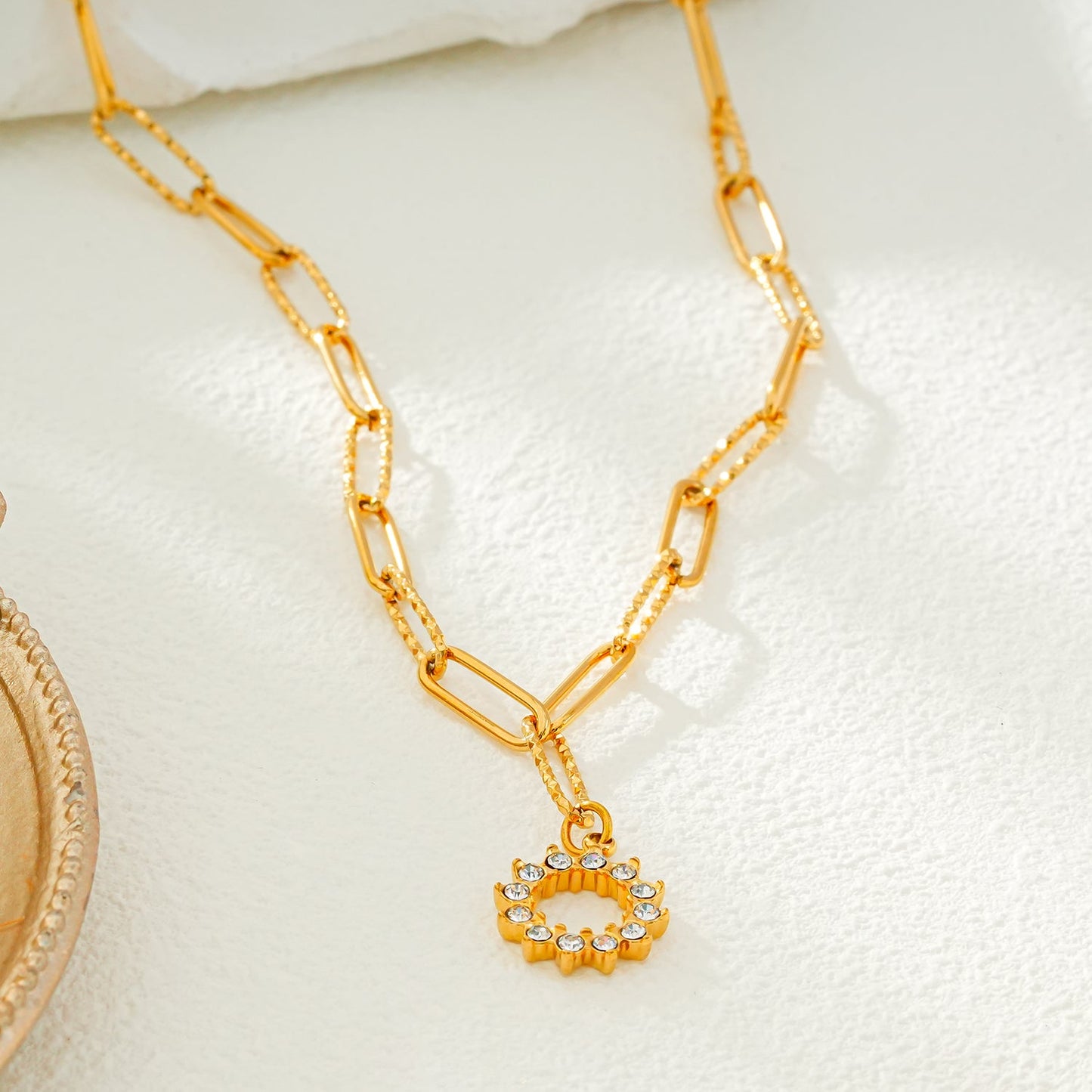 FRETTA : Collier à Pendentif Étoile Rayonnante en Zirconium avec Chaîne Trombone en Plaqué Or.