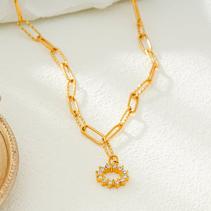 FRETTA : Collier à Pendentif Étoile Rayonnante en Zirconium avec Chaîne Trombone en Plaqué Or.