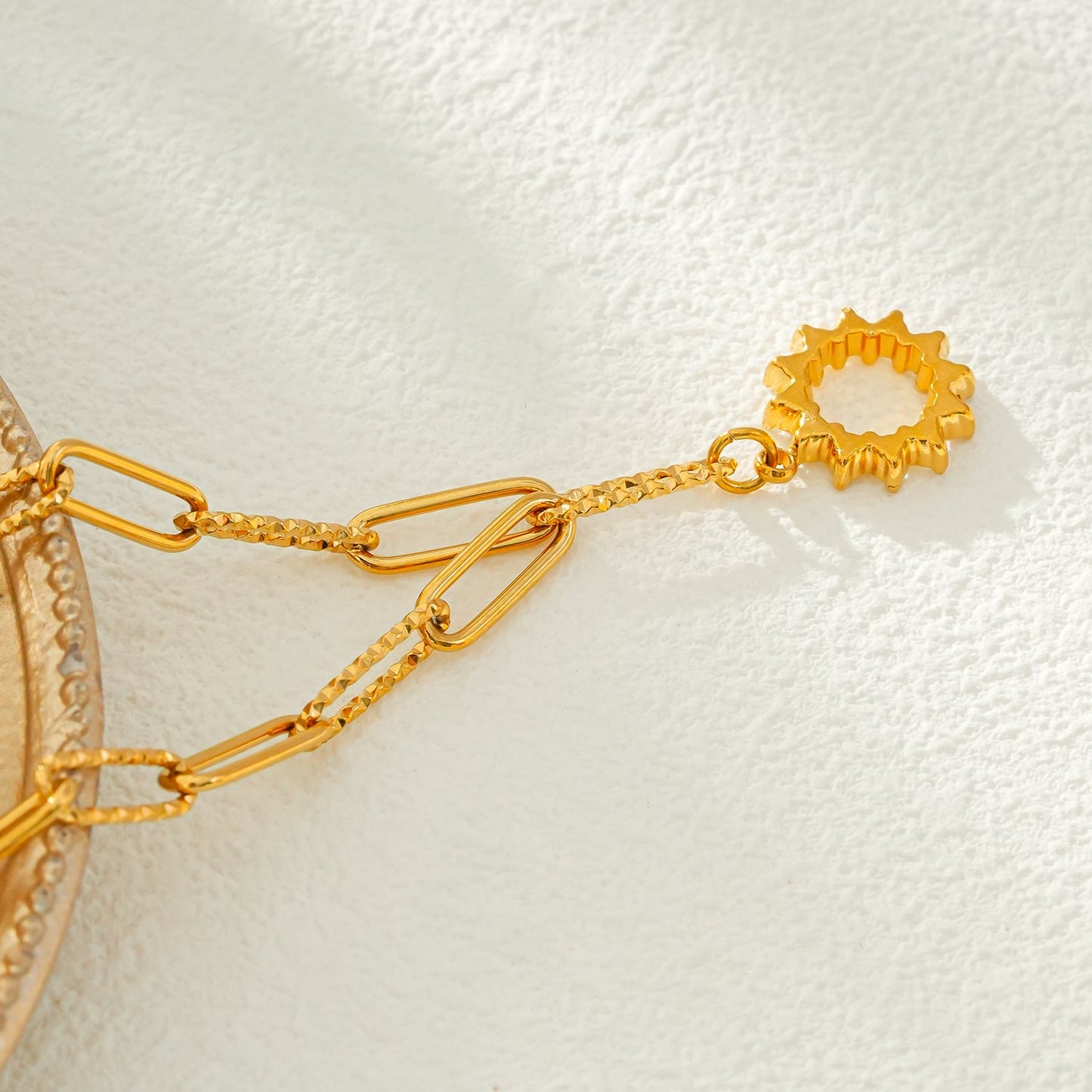 FRETTA : Collier à Pendentif Étoile Rayonnante en Zirconium avec Chaîne Trombone en Plaqué Or.