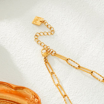 FRETTA : Collier à Pendentif Étoile Rayonnante en Zirconium avec Chaîne Trombone en Plaqué Or.