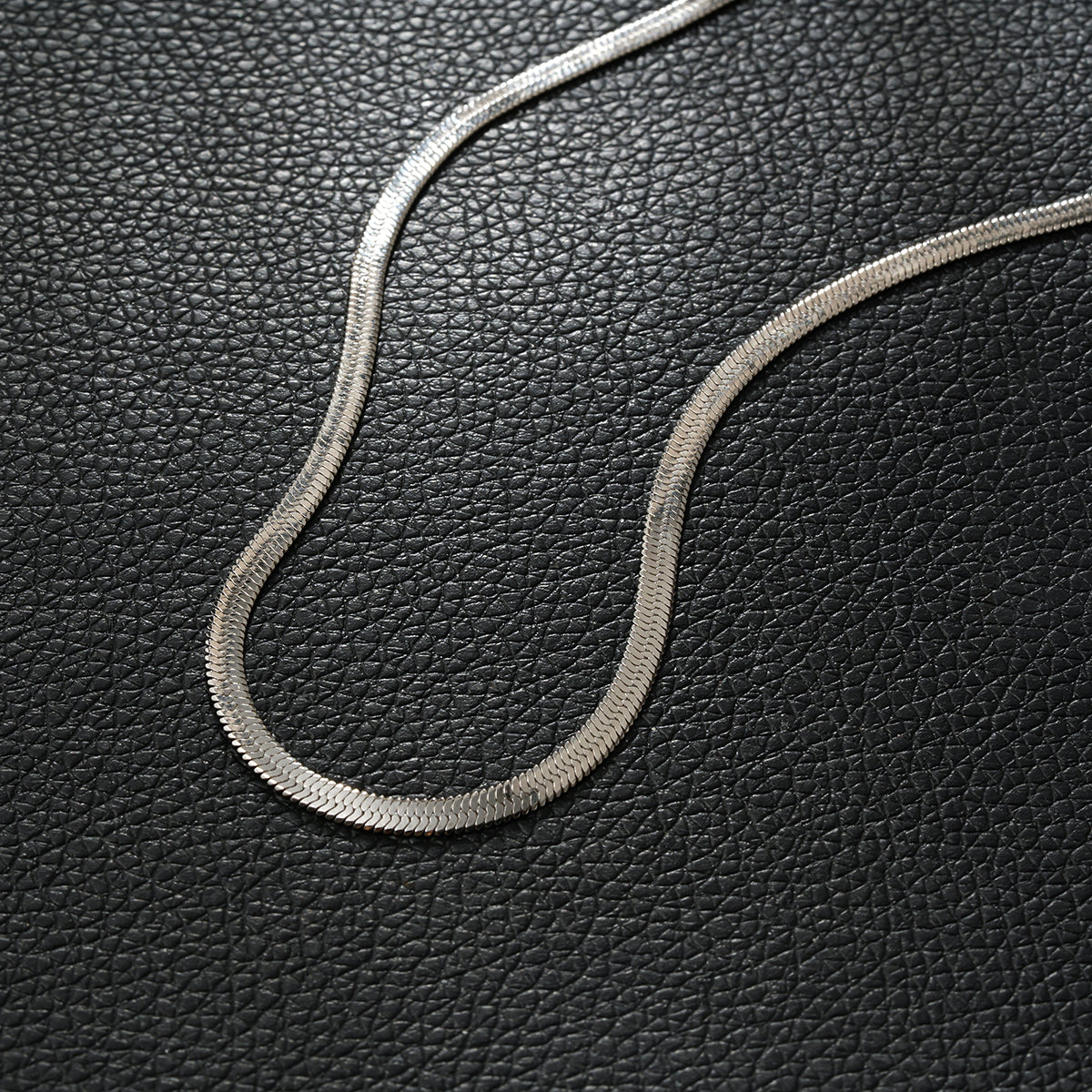 FRYDA Plaqué argent (or blanc) : Collier chaîne mi-large texturé peau de serpent