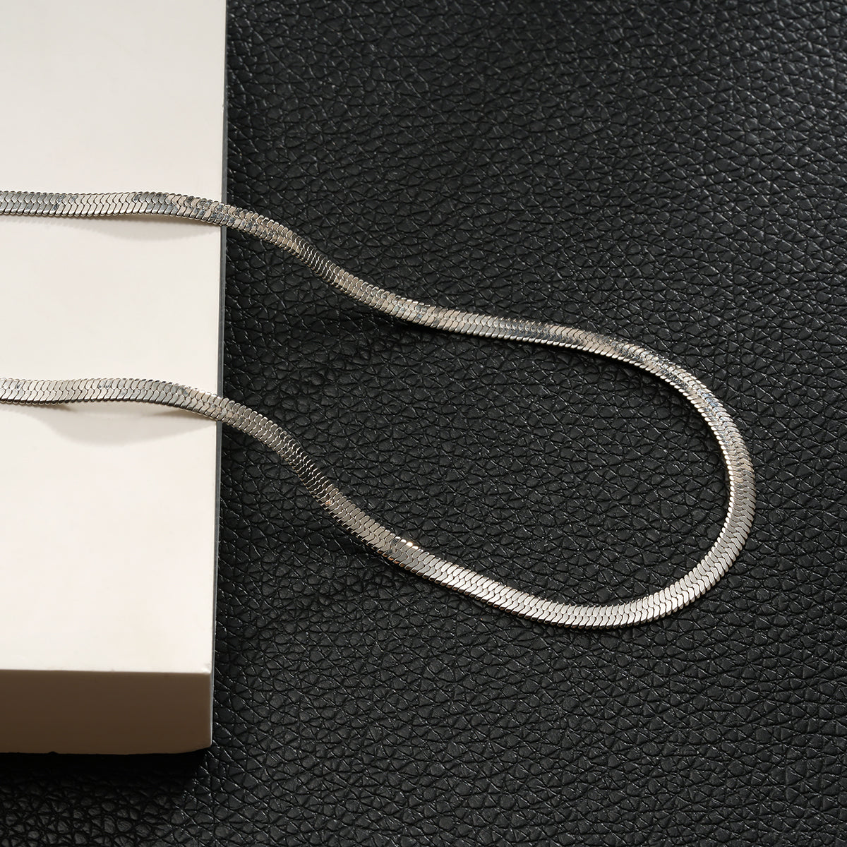FRYDA Plaqué argent (or blanc) : Collier chaîne mi-large texturé peau de serpent