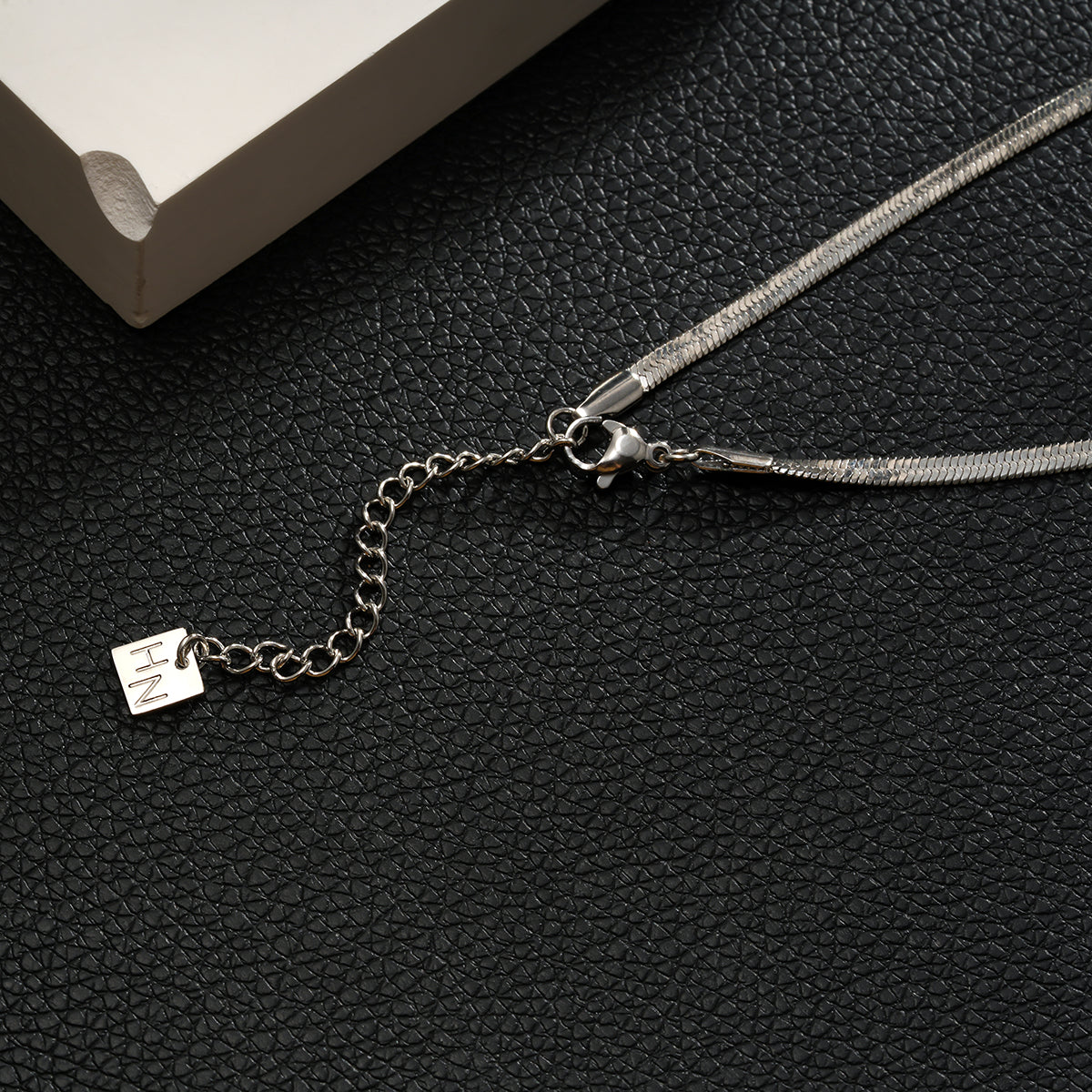 FRYDA Plaqué argent (or blanc) : Collier chaîne mi-large texturé peau de serpent