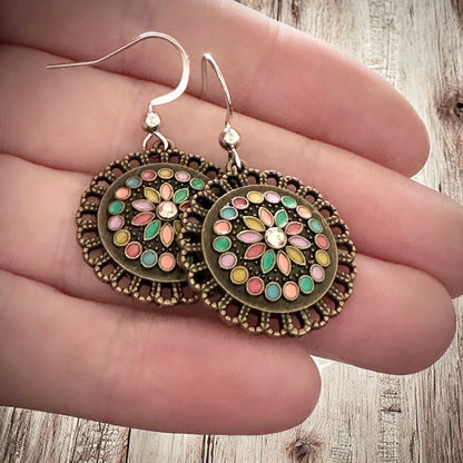 Boucles d'oreilles fleuries en émail bohème – Bronze antique, hypoallergéniques et légères