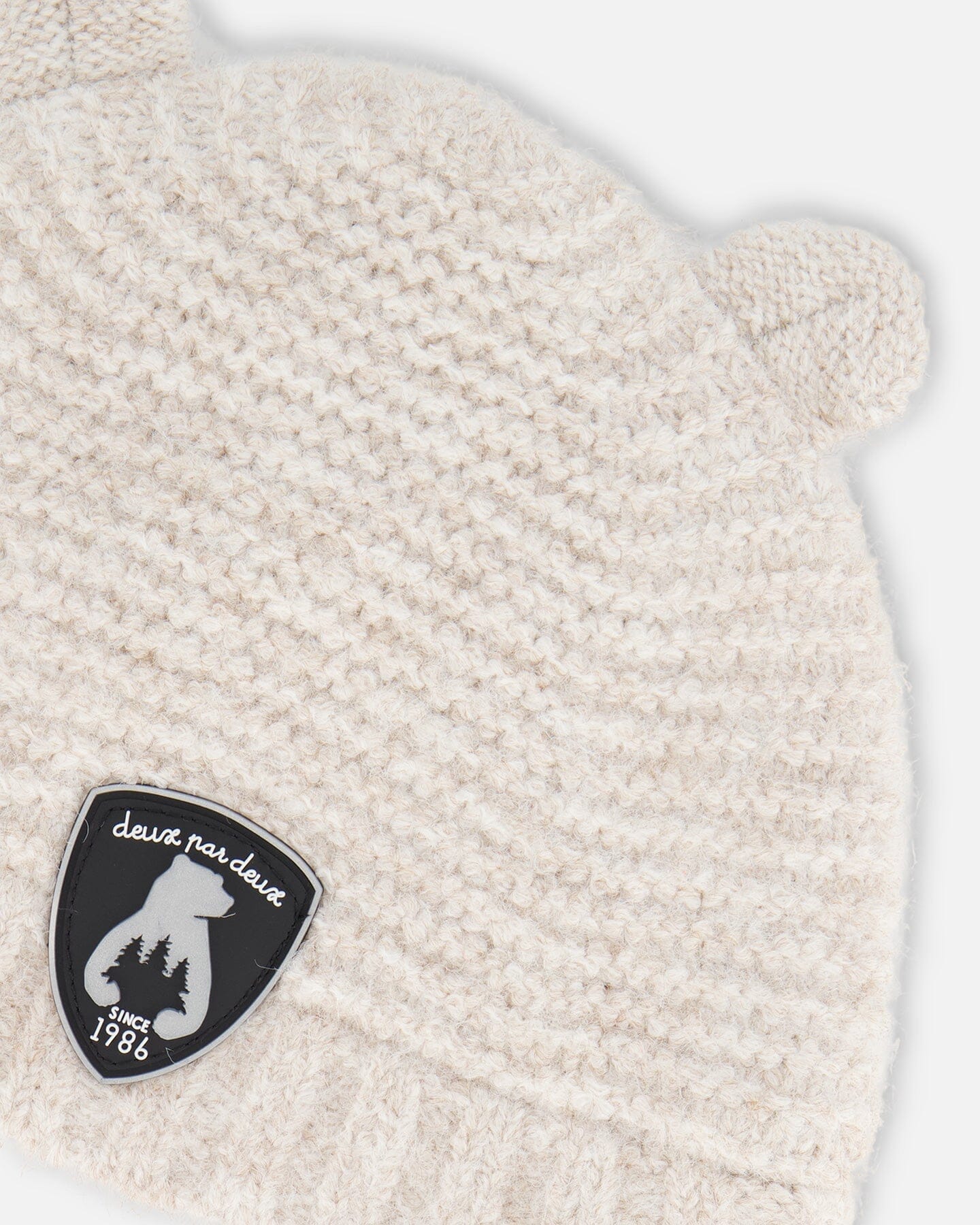 Bonnet tricoté avec oreilles blanc cassé