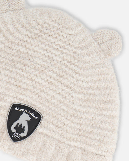 Bonnet tricoté avec oreilles blanc cassé