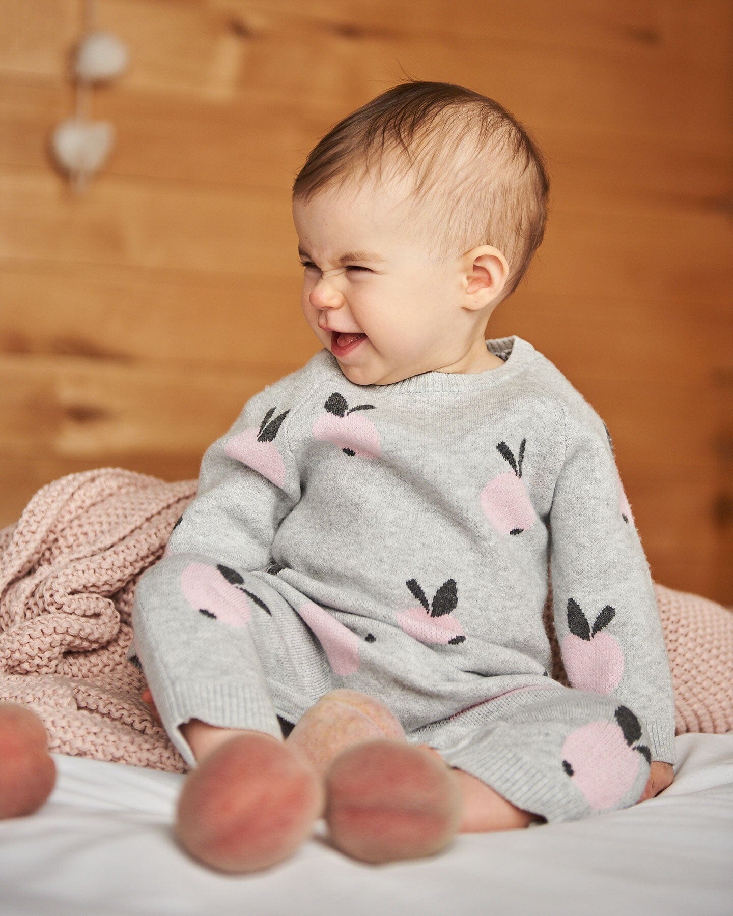 Combinaison tricotée en jacquard grise avec des pommes