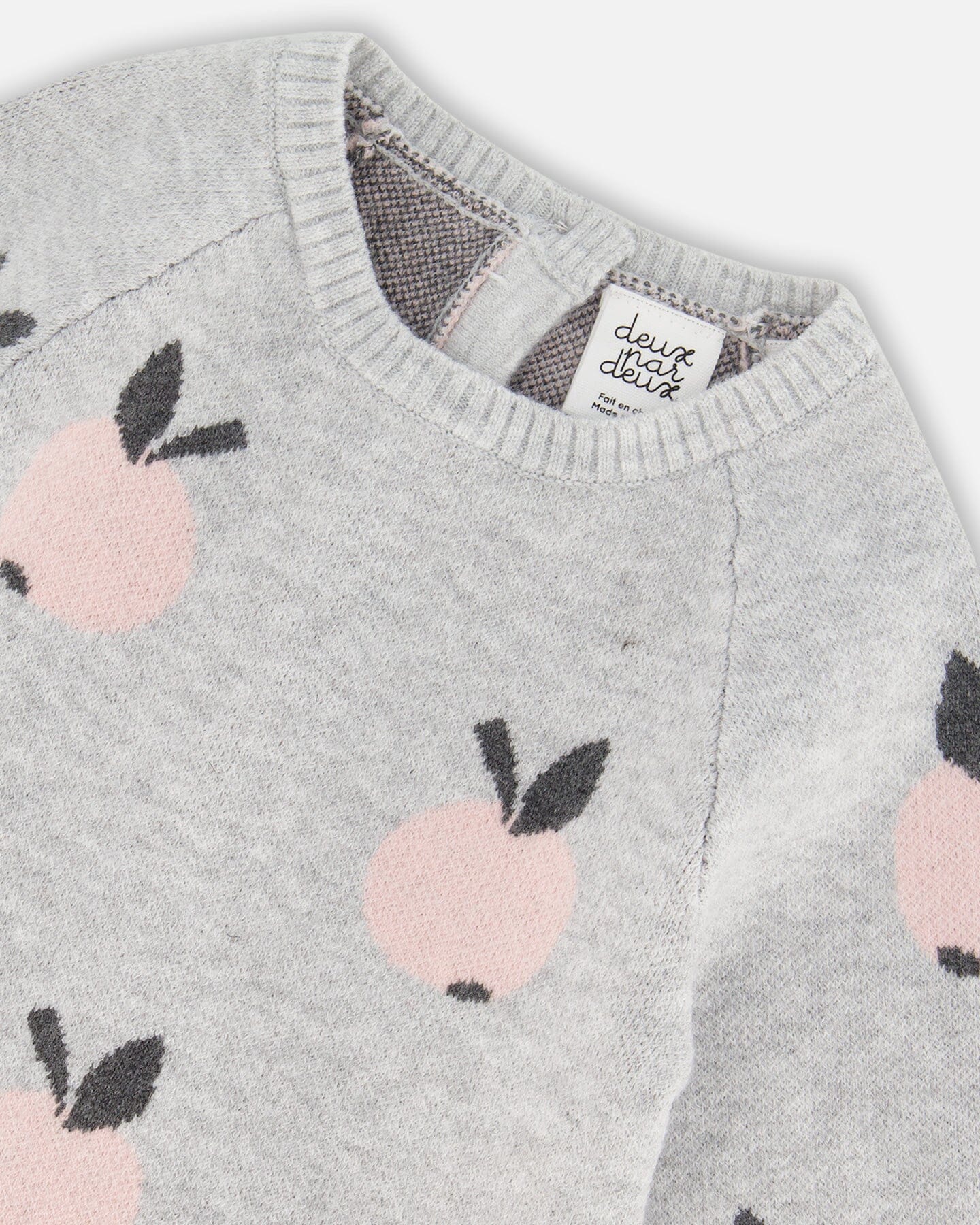 Combinaison tricotée en jacquard grise avec des pommes