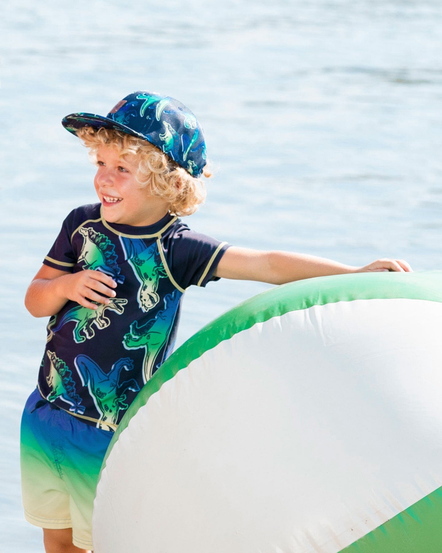 Haut anti-UV manches courtes dinosaures bleus et verts sur fond marine