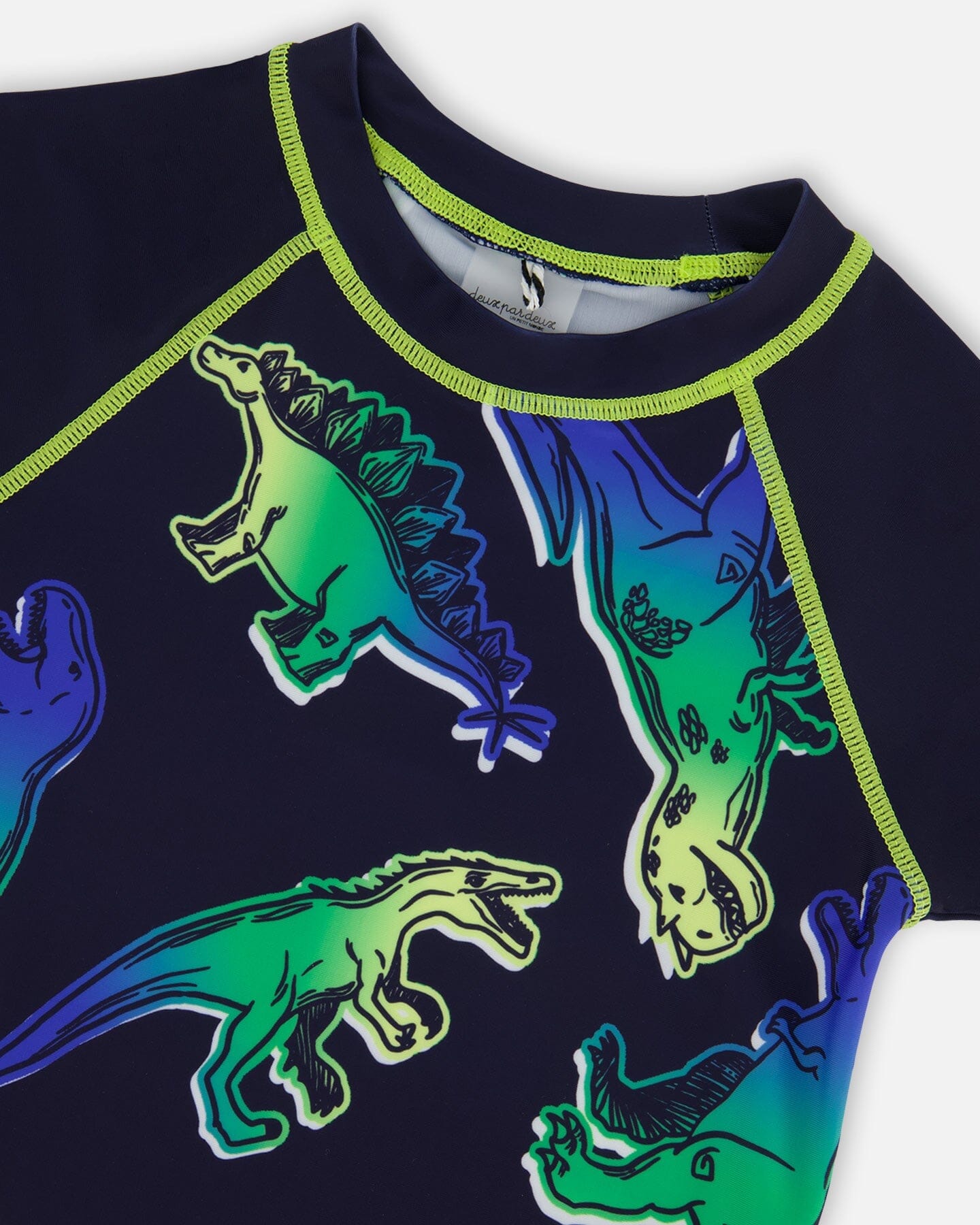 Haut anti-UV manches courtes dinosaures bleus et verts sur fond marine