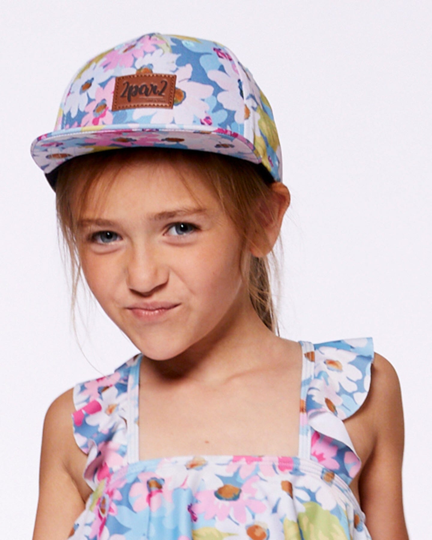 Casquette imprimée fleurs blanches, roses et vertes