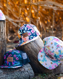 Casquette imprimée fleurs blanches, roses et vertes