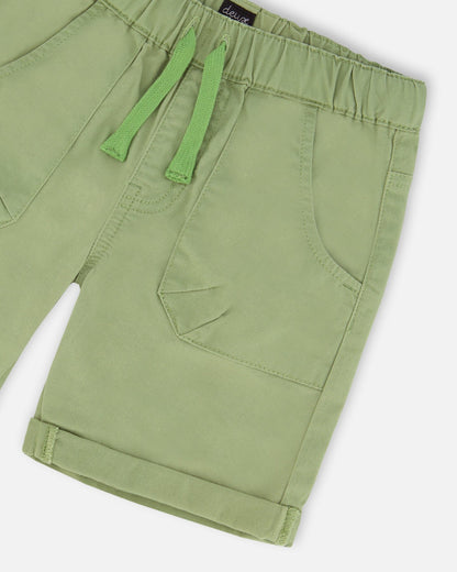 Short en sergé extensible vert