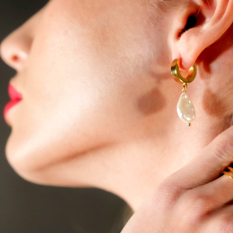GAIA Or : Perles d'eau douce baroques sur mini-créoles larges