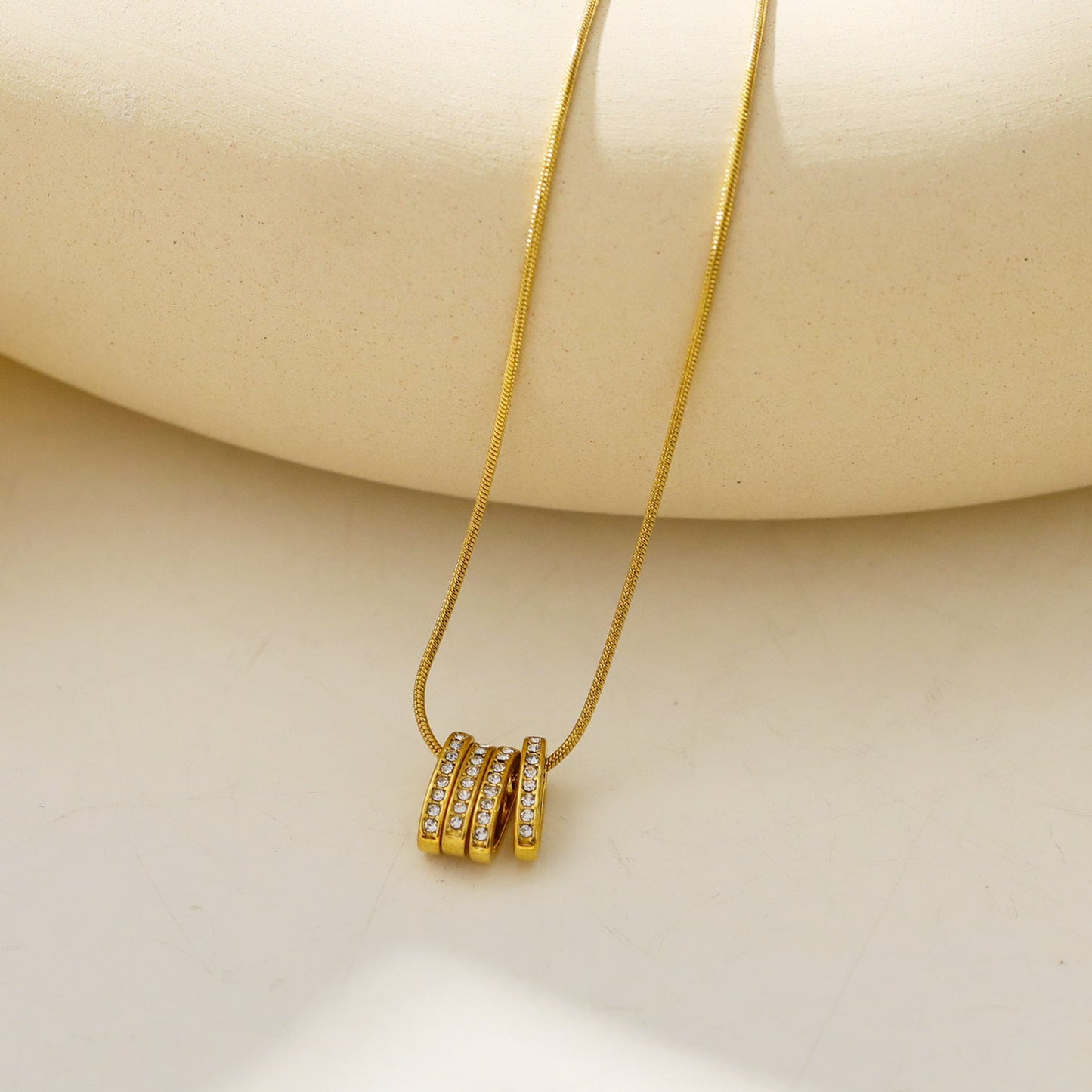 GARNA Or : Mini-chaîne effet peau de serpent avec pendentifs ovales ornés d'oxydes de zirconium