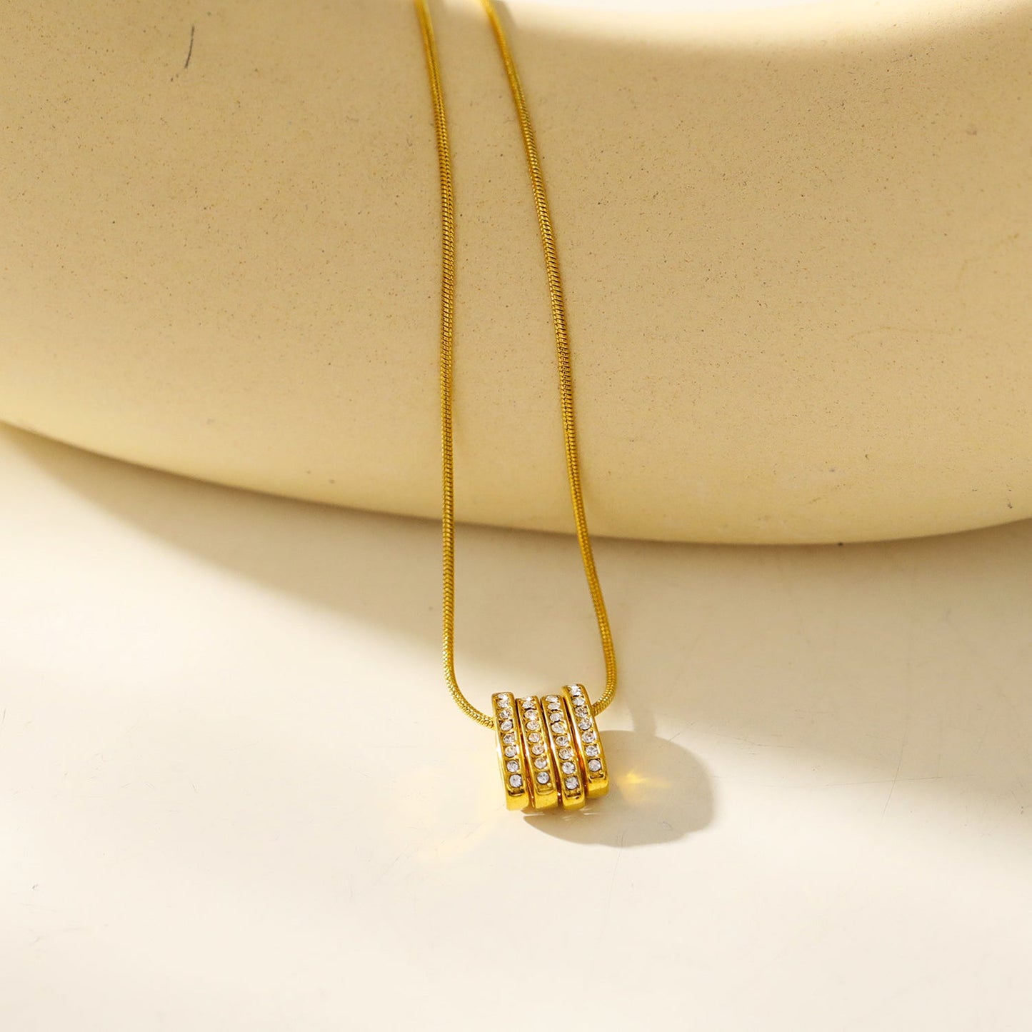 GARNA Or : Mini-chaîne effet peau de serpent avec pendentifs ovales ornés d'oxydes de zirconium