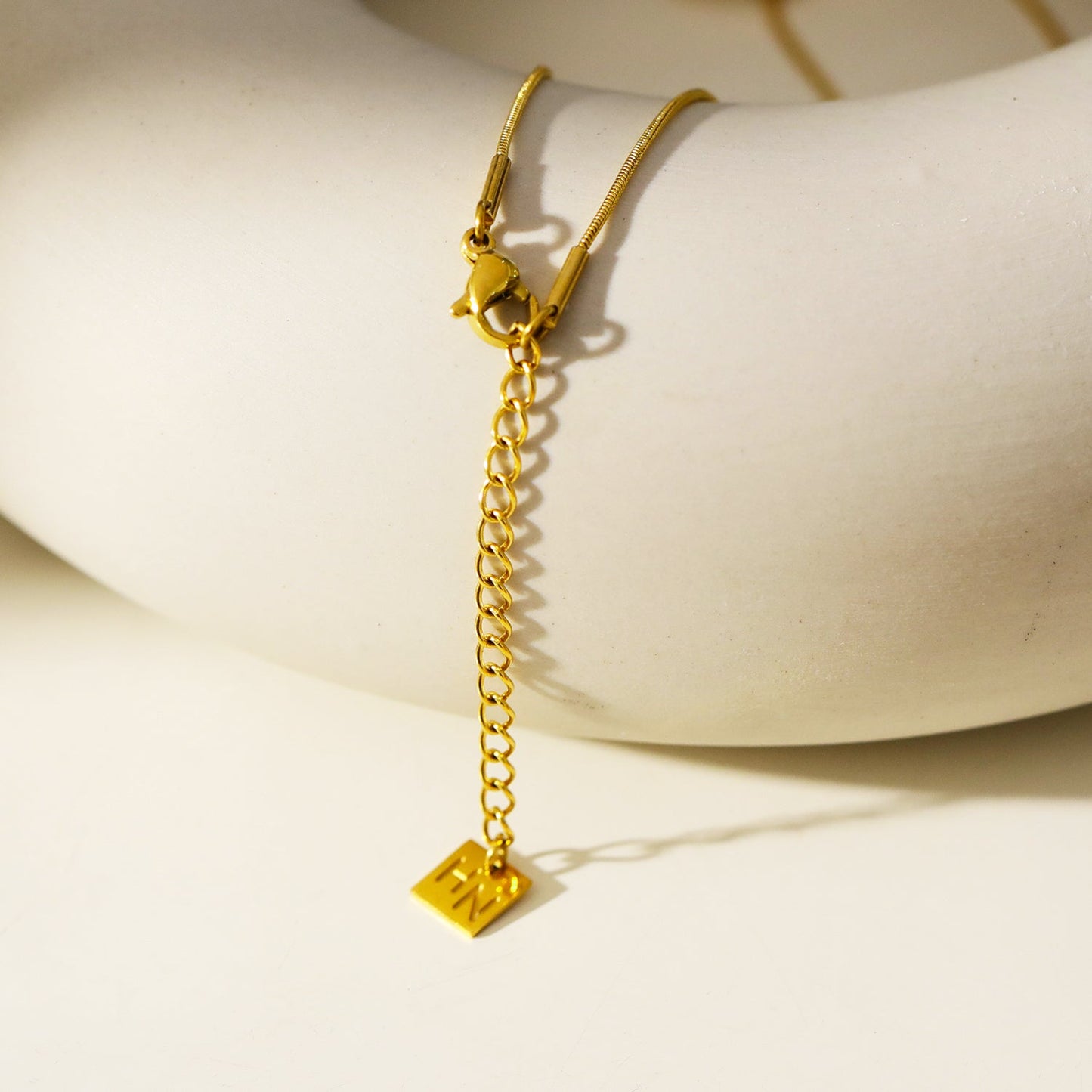 GARNA Or : Mini-chaîne effet peau de serpent avec pendentifs ovales ornés d'oxydes de zirconium