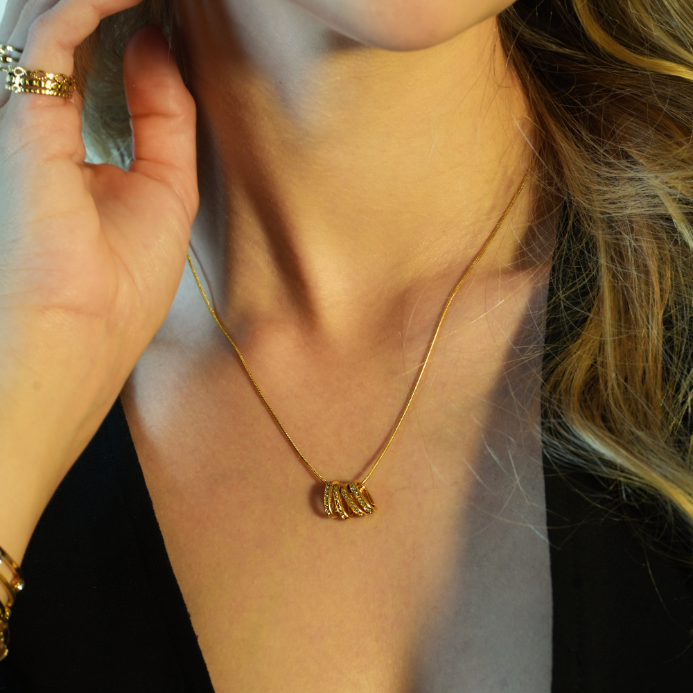 GARNA Or : Mini-chaîne effet peau de serpent avec pendentifs ovales ornés d'oxydes de zirconium