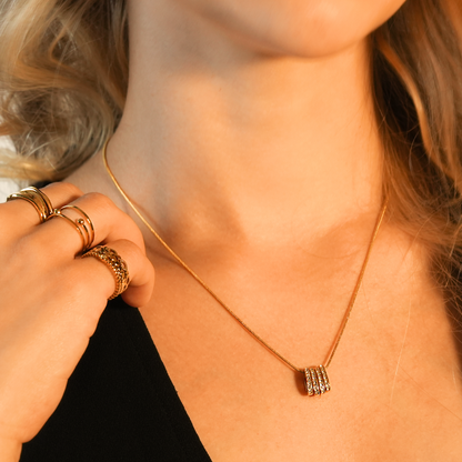 GARNA Or : Mini-chaîne effet peau de serpent avec pendentifs ovales ornés d'oxydes de zirconium
