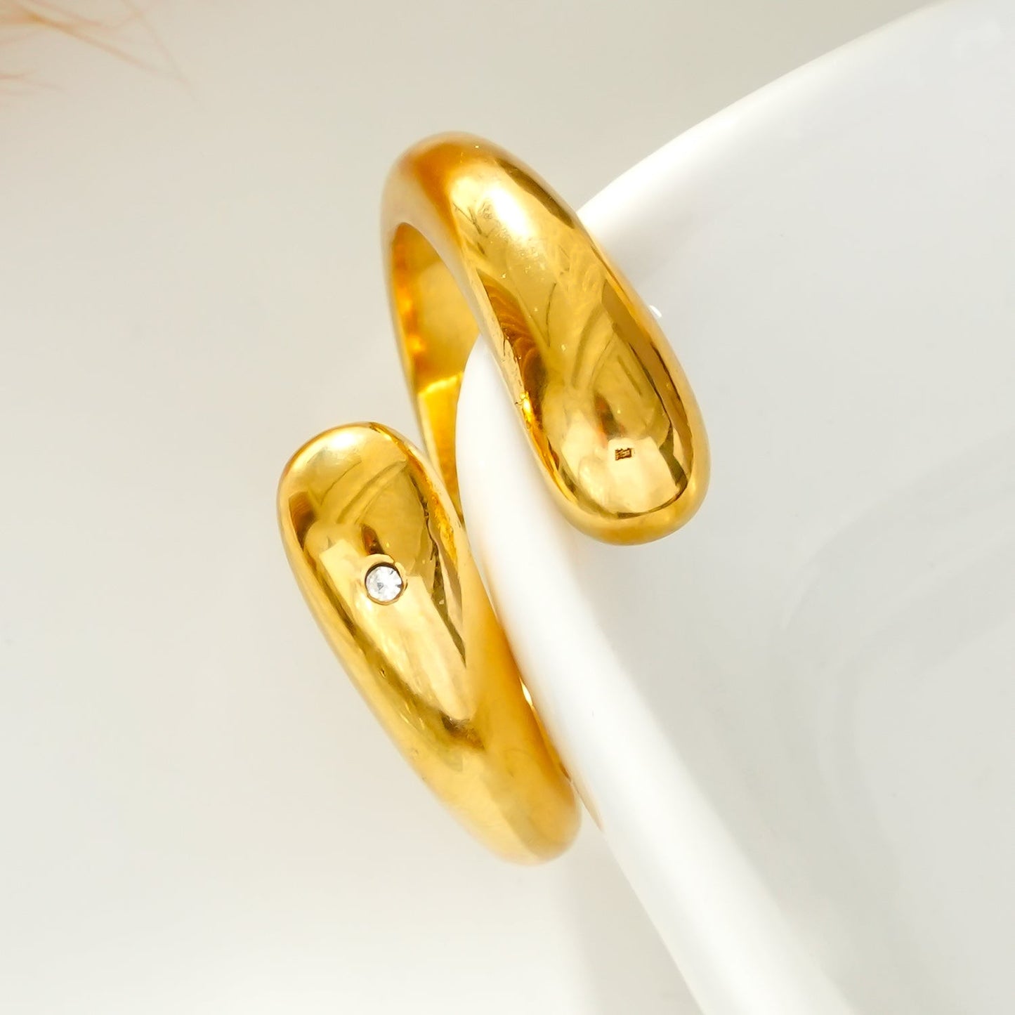 GARUVA : Bague abstraite moderne avec Solitaire Zircon en Or